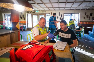 In een safari-truck is brand uitgebroken, midden in het verblijf met wilde dieren. Dat is het scenario van een grootscheepse oefening tussen het Noodhulpteam van het Rode Kruis, de brandweer en de BHV-organisatie van dierenpark Wildlands. Tientallen gewonden moesten door de hulpdiensten worden opgevangen en behandeld.