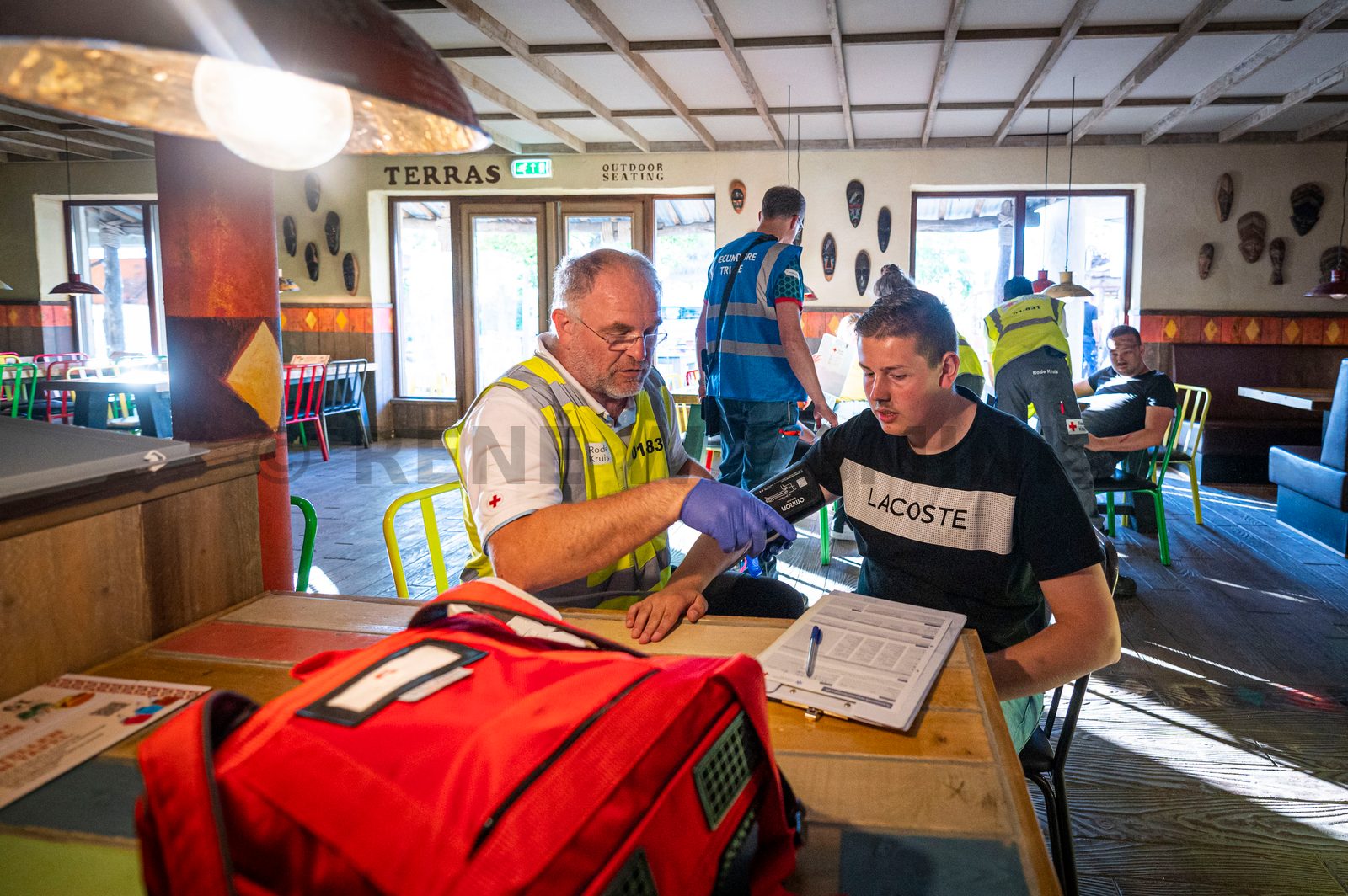 In een safari-truck is brand uitgebroken, midden in het verblijf met wilde dieren. Dat is het scenario van een grootscheepse oefening tussen het Noodhulpteam van het Rode Kruis, de brandweer en de BHV-organisatie van dierenpark Wildlands. Tientallen gewonden moesten door de hulpdiensten worden opgevangen en behandeld.