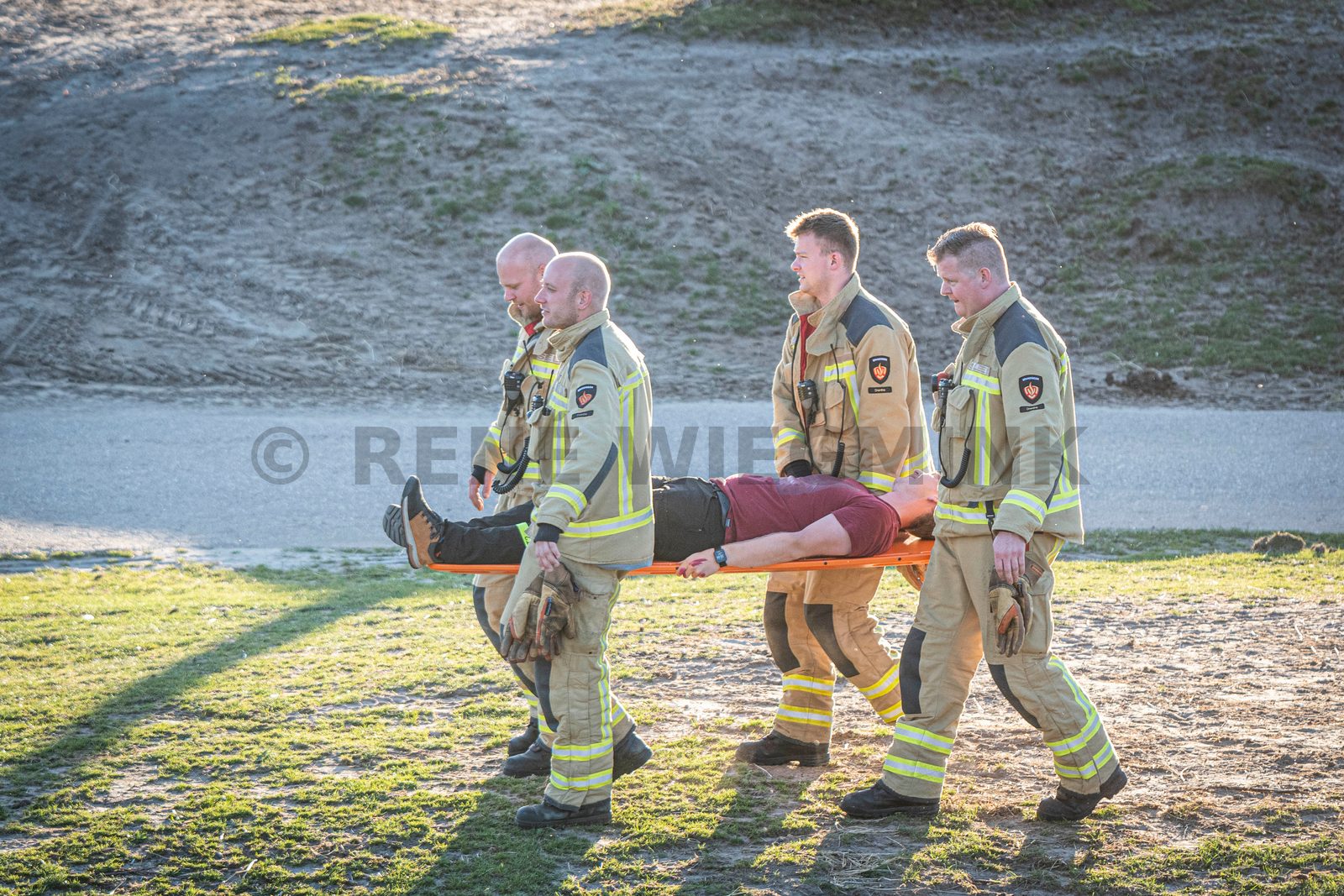 In een safari-truck is brand uitgebroken, midden in het verblijf met wilde dieren. Dat is het scenario van een grootscheepse oefening tussen het Noodhulpteam van het Rode Kruis, de brandweer en de BHV-organisatie van dierenpark Wildlands. Tientallen gewonden moesten door de hulpdiensten worden opgevangen en behandeld.