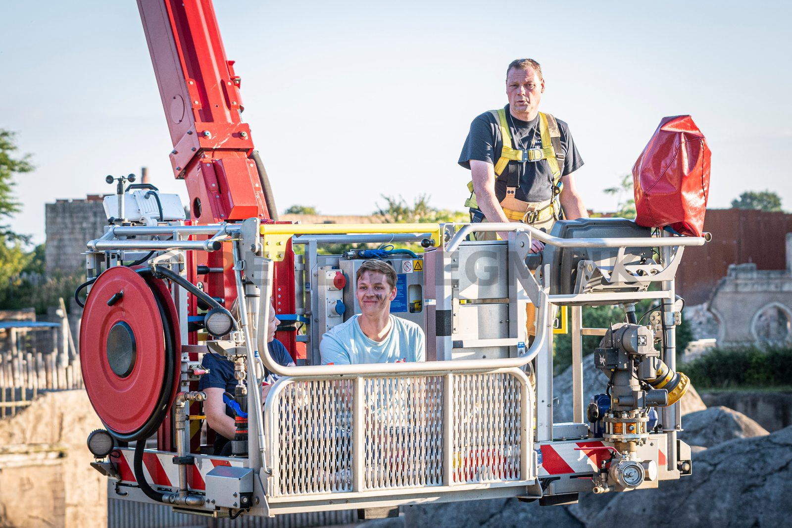 In een safari-truck is brand uitgebroken, midden in het verblijf met wilde dieren. Dat is het scenario van een grootscheepse oefening tussen het Noodhulpteam van het Rode Kruis, de brandweer en de BHV-organisatie van dierenpark Wildlands. Tientallen gewonden moesten door de hulpdiensten worden opgevangen en behandeld.