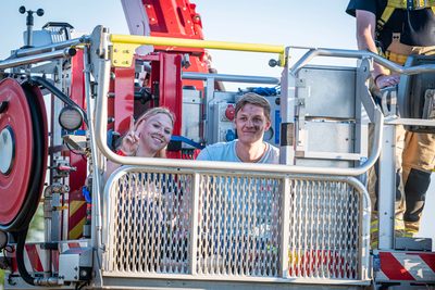In een safari-truck is brand uitgebroken, midden in het verblijf met wilde dieren. Dat is het scenario van een grootscheepse oefening tussen het Noodhulpteam van het Rode Kruis, de brandweer en de BHV-organisatie van dierenpark Wildlands. Tientallen gewonden moesten door de hulpdiensten worden opgevangen en behandeld.