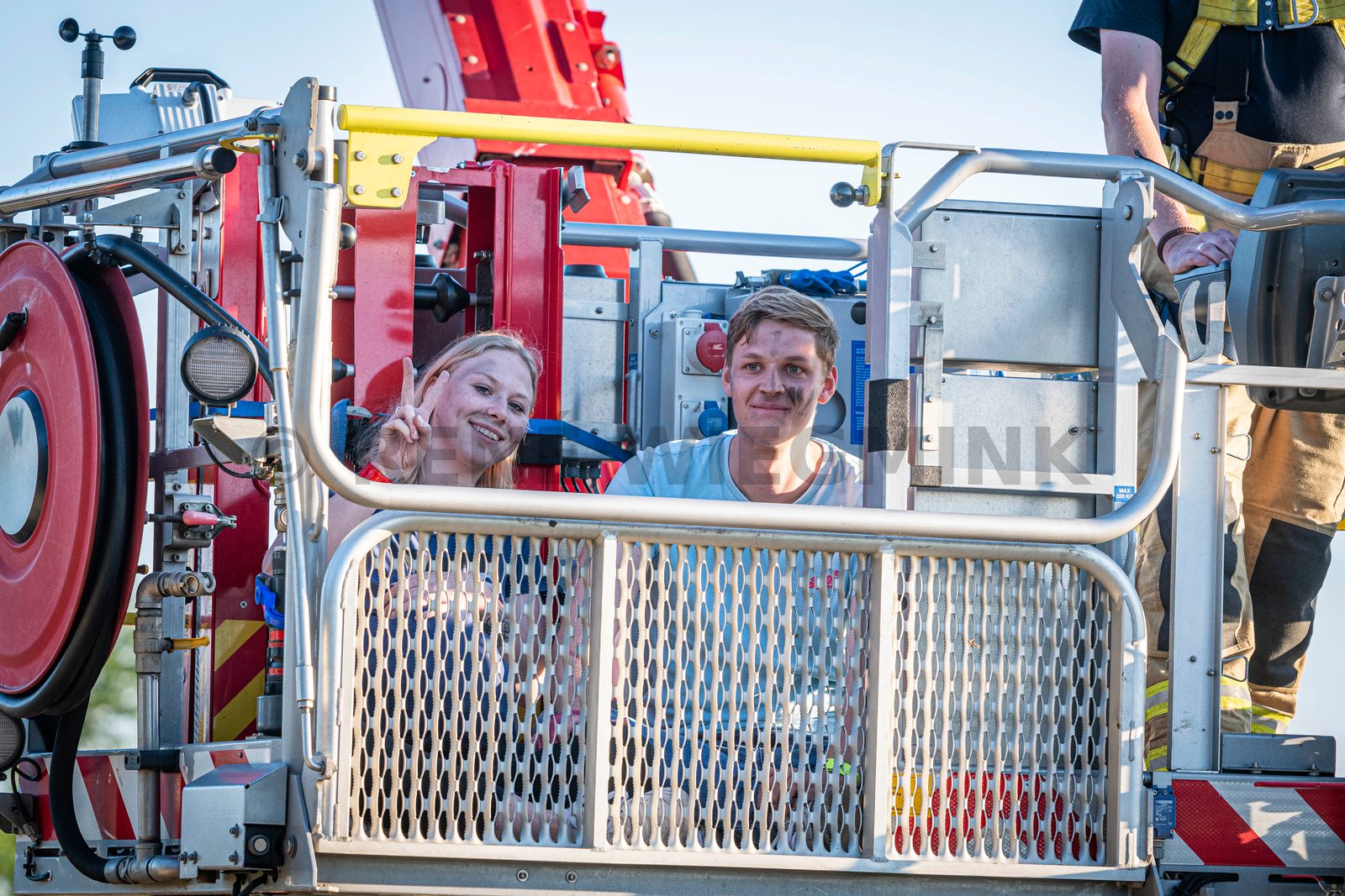 In een safari-truck is brand uitgebroken, midden in het verblijf met wilde dieren. Dat is het scenario van een grootscheepse oefening tussen het Noodhulpteam van het Rode Kruis, de brandweer en de BHV-organisatie van dierenpark Wildlands. Tientallen gewonden moesten door de hulpdiensten worden opgevangen en behandeld.