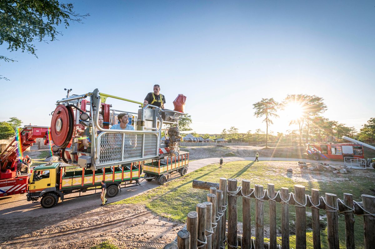 In een safari-truck is brand uitgebroken, midden in het verblijf met wilde dieren. Dat is het scenario van een grootscheepse oefening tussen het Noodhulpteam van het Rode Kruis, de brandweer en de BHV-organisatie van dierenpark Wildlands. Tientallen gewonden moesten door de hulpdiensten worden opgevangen en behandeld.