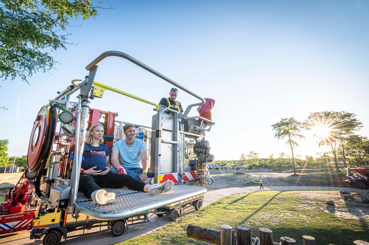 In een safari-truck is brand uitgebroken, midden in het verblijf met wilde dieren. Dat is het scenario van een grootscheepse oefening tussen het Noodhulpteam van het Rode Kruis, de brandweer en de BHV-organisatie van dierenpark Wildlands. Tientallen gewonden moesten door de hulpdiensten worden opgevangen en behandeld.