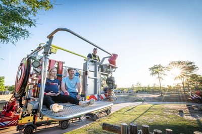 In een safari-truck is brand uitgebroken, midden in het verblijf met wilde dieren. Dat is het scenario van een grootscheepse oefening tussen het Noodhulpteam van het Rode Kruis, de brandweer en de BHV-organisatie van dierenpark Wildlands. Tientallen gewonden moesten door de hulpdiensten worden opgevangen en behandeld.