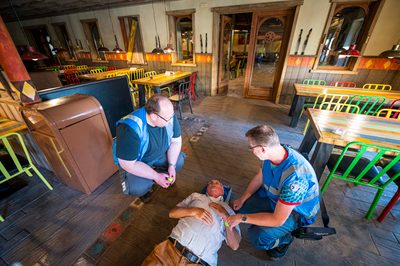 In een safari-truck is brand uitgebroken, midden in het verblijf met wilde dieren. Dat is het scenario van een grootscheepse oefening tussen het Noodhulpteam van het Rode Kruis, de brandweer en de BHV-organisatie van dierenpark Wildlands. Tientallen gewonden moesten door de hulpdiensten worden opgevangen en behandeld.