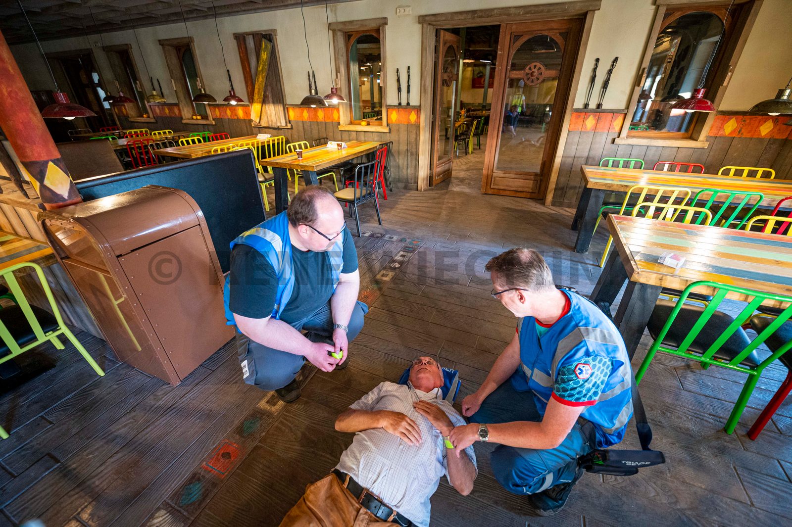 In een safari-truck is brand uitgebroken, midden in het verblijf met wilde dieren. Dat is het scenario van een grootscheepse oefening tussen het Noodhulpteam van het Rode Kruis, de brandweer en de BHV-organisatie van dierenpark Wildlands. Tientallen gewonden moesten door de hulpdiensten worden opgevangen en behandeld.