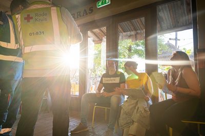 In een safari-truck is brand uitgebroken, midden in het verblijf met wilde dieren. Dat is het scenario van een grootscheepse oefening tussen het Noodhulpteam van het Rode Kruis, de brandweer en de BHV-organisatie van dierenpark Wildlands. Tientallen gewonden moesten door de hulpdiensten worden opgevangen en behandeld.
