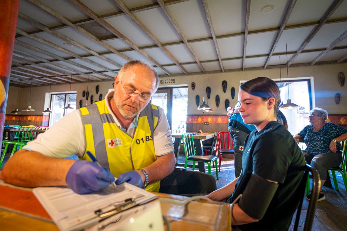 In een safari-truck is brand uitgebroken, midden in het verblijf met wilde dieren. Dat is het scenario van een grootscheepse oefening tussen het Noodhulpteam van het Rode Kruis, de brandweer en de BHV-organisatie van dierenpark Wildlands. Tientallen gewonden moesten door de hulpdiensten worden opgevangen en behandeld.