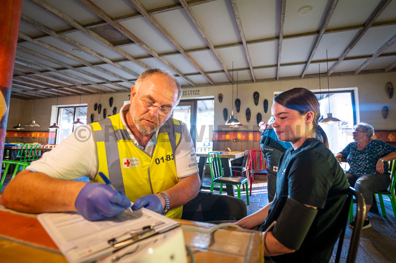 In een safari-truck is brand uitgebroken, midden in het verblijf met wilde dieren. Dat is het scenario van een grootscheepse oefening tussen het Noodhulpteam van het Rode Kruis, de brandweer en de BHV-organisatie van dierenpark Wildlands. Tientallen gewonden moesten door de hulpdiensten worden opgevangen en behandeld.