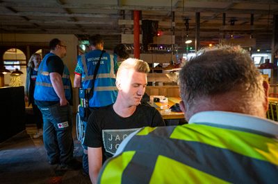 In een safari-truck is brand uitgebroken, midden in het verblijf met wilde dieren. Dat is het scenario van een grootscheepse oefening tussen het Noodhulpteam van het Rode Kruis, de brandweer en de BHV-organisatie van dierenpark Wildlands. Tientallen gewonden moesten door de hulpdiensten worden opgevangen en behandeld.