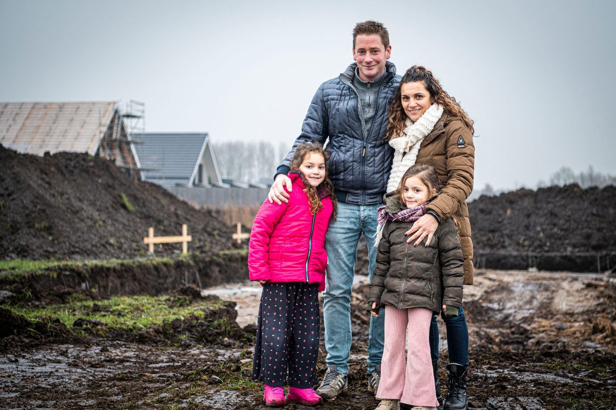 Een nieuw en mooi huis met tuin, ruimte rondom in een fijne omgeving, niet te ver van school en winkelcentrum. Dit had het verlanglijstje kunnen zijn van Ramona Robben en Erik van der Laan, maar was het niet. Ze stonden open voor veel opties, onder anderen een leuke plek in Oldeberkoop waar Ramona eerder woonde. “Het is de Lindewijk geworden, een kavel aan de IJsvogelvlinder” aldus Ramona, “wonen in deze wijk lijkt ons voor de jongste meiden van vijf en zeven jaar erg fijn. Ze hebben straks veel leeftijdgenootjes in de buurt. En school is dichtbij.“