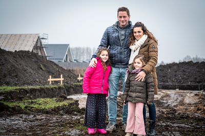 Een nieuw en mooi huis met tuin, ruimte rondom in een fijne omgeving, niet te ver van school en winkelcentrum. Dit had het verlanglijstje kunnen zijn van Ramona Robben en Erik van der Laan, maar was het niet. Ze stonden open voor veel opties, onder anderen een leuke plek in Oldeberkoop waar Ramona eerder woonde. “Het is de Lindewijk geworden, een kavel aan de IJsvogelvlinder” aldus Ramona, “wonen in deze wijk lijkt ons voor de jongste meiden van vijf en zeven jaar erg fijn. Ze hebben straks veel leeftijdgenootjes in de buurt. En school is dichtbij.“
