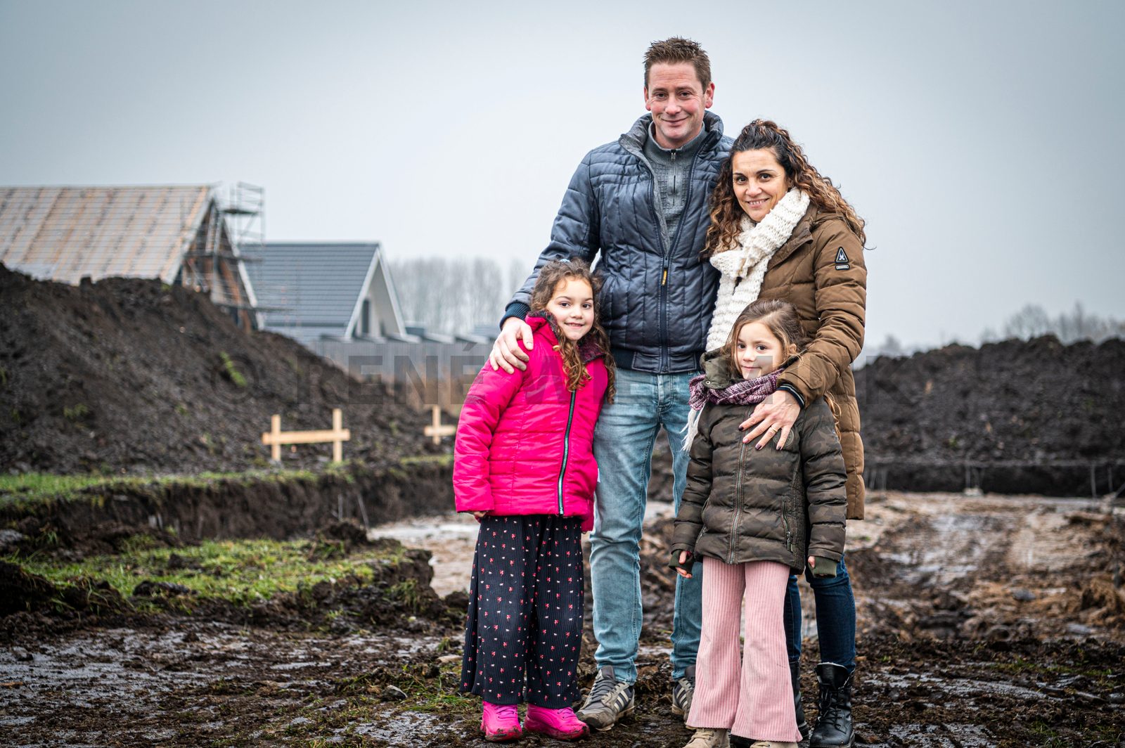 Een nieuw en mooi huis met tuin, ruimte rondom in een fijne omgeving, niet te ver van school en winkelcentrum. Dit had het verlanglijstje kunnen zijn van Ramona Robben en Erik van der Laan, maar was het niet. Ze stonden open voor veel opties, onder anderen een leuke plek in Oldeberkoop waar Ramona eerder woonde. “Het is de Lindewijk geworden, een kavel aan de IJsvogelvlinder” aldus Ramona, “wonen in deze wijk lijkt ons voor de jongste meiden van vijf en zeven jaar erg fijn. Ze hebben straks veel leeftijdgenootjes in de buurt. En school is dichtbij.“