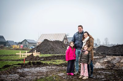 Een nieuw en mooi huis met tuin, ruimte rondom in een fijne omgeving, niet te ver van school en winkelcentrum. Dit had het verlanglijstje kunnen zijn van Ramona Robben en Erik van der Laan, maar was het niet. Ze stonden open voor veel opties, onder anderen een leuke plek in Oldeberkoop waar Ramona eerder woonde. “Het is de Lindewijk geworden, een kavel aan de IJsvogelvlinder” aldus Ramona, “wonen in deze wijk lijkt ons voor de jongste meiden van vijf en zeven jaar erg fijn. Ze hebben straks veel leeftijdgenootjes in de buurt. En school is dichtbij.“