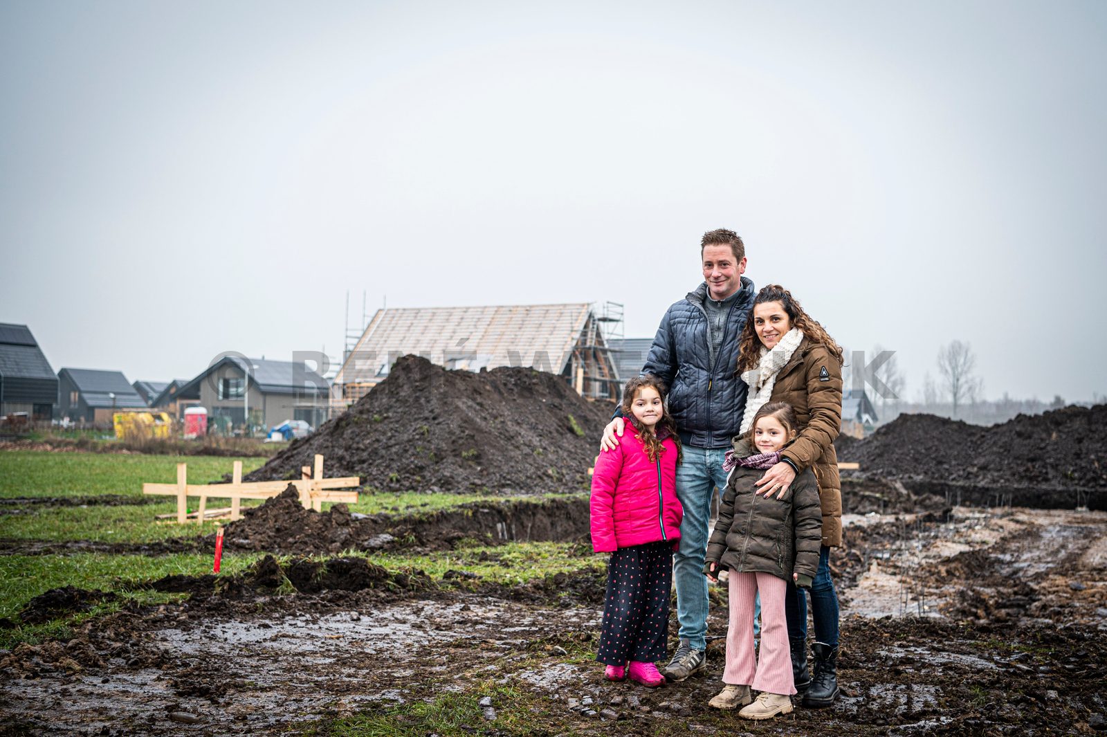 Een nieuw en mooi huis met tuin, ruimte rondom in een fijne omgeving, niet te ver van school en winkelcentrum. Dit had het verlanglijstje kunnen zijn van Ramona Robben en Erik van der Laan, maar was het niet. Ze stonden open voor veel opties, onder anderen een leuke plek in Oldeberkoop waar Ramona eerder woonde. “Het is de Lindewijk geworden, een kavel aan de IJsvogelvlinder” aldus Ramona, “wonen in deze wijk lijkt ons voor de jongste meiden van vijf en zeven jaar erg fijn. Ze hebben straks veel leeftijdgenootjes in de buurt. En school is dichtbij.“