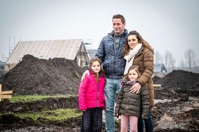 Een nieuw en mooi huis met tuin, ruimte rondom in een fijne omgeving, niet te ver van school en winkelcentrum. Dit had het verlanglijstje kunnen zijn van Ramona Robben en Erik van der Laan, maar was het niet. Ze stonden open voor veel opties, onder anderen een leuke plek in Oldeberkoop waar Ramona eerder woonde. “Het is de Lindewijk geworden, een kavel aan de IJsvogelvlinder” aldus Ramona, “wonen in deze wijk lijkt ons voor de jongste meiden van vijf en zeven jaar erg fijn. Ze hebben straks veel leeftijdgenootjes in de buurt. En school is dichtbij.“