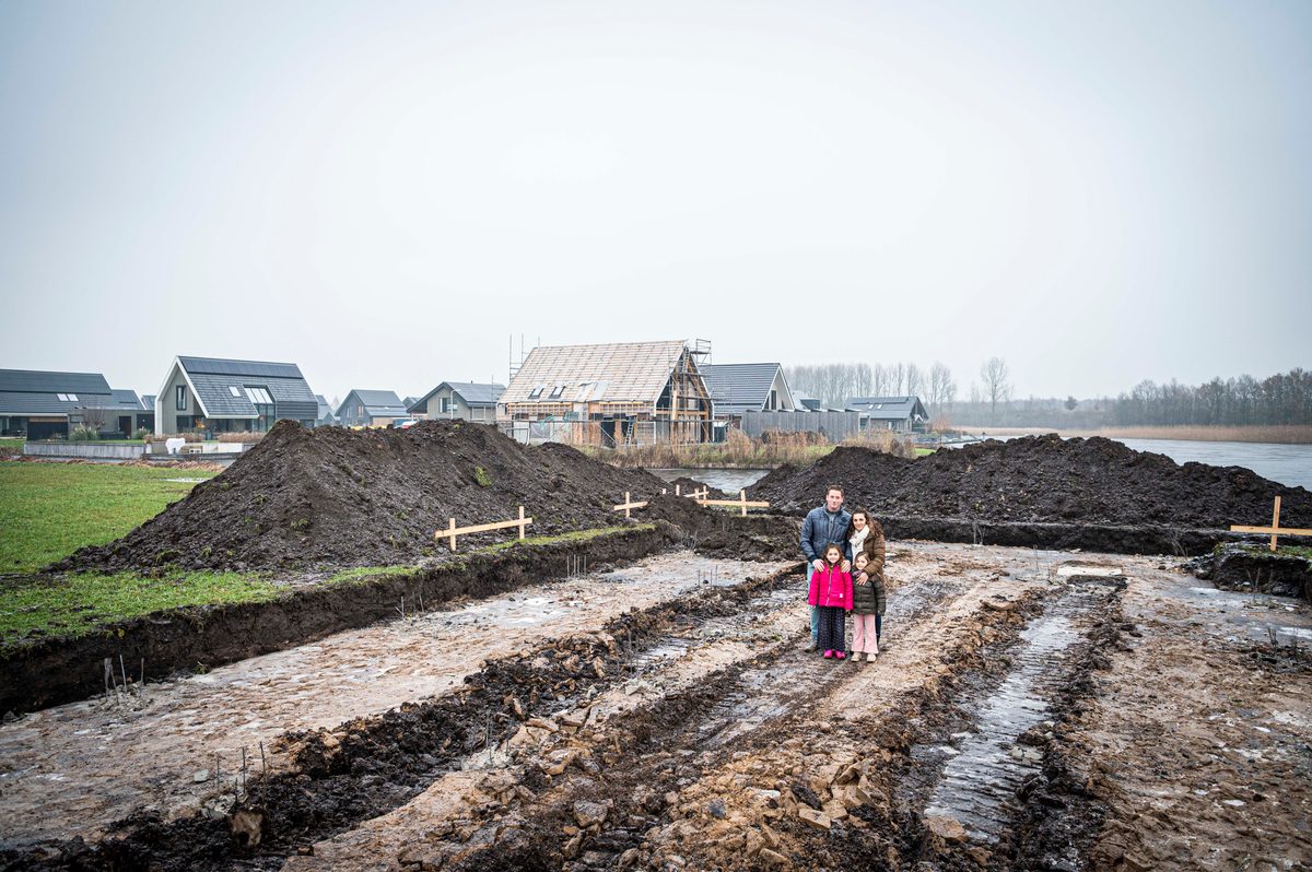 Een nieuw en mooi huis met tuin, ruimte rondom in een fijne omgeving, niet te ver van school en winkelcentrum. Dit had het verlanglijstje kunnen zijn van Ramona Robben en Erik van der Laan, maar was het niet. Ze stonden open voor veel opties, onder anderen een leuke plek in Oldeberkoop waar Ramona eerder woonde. “Het is de Lindewijk geworden, een kavel aan de IJsvogelvlinder” aldus Ramona, “wonen in deze wijk lijkt ons voor de jongste meiden van vijf en zeven jaar erg fijn. Ze hebben straks veel leeftijdgenootjes in de buurt. En school is dichtbij.“
