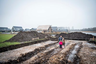 Een nieuw en mooi huis met tuin, ruimte rondom in een fijne omgeving, niet te ver van school en winkelcentrum. Dit had het verlanglijstje kunnen zijn van Ramona Robben en Erik van der Laan, maar was het niet. Ze stonden open voor veel opties, onder anderen een leuke plek in Oldeberkoop waar Ramona eerder woonde. “Het is de Lindewijk geworden, een kavel aan de IJsvogelvlinder” aldus Ramona, “wonen in deze wijk lijkt ons voor de jongste meiden van vijf en zeven jaar erg fijn. Ze hebben straks veel leeftijdgenootjes in de buurt. En school is dichtbij.“