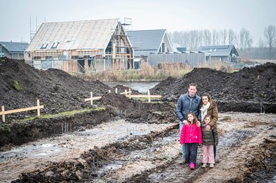 Een nieuw en mooi huis met tuin, ruimte rondom in een fijne omgeving, niet te ver van school en winkelcentrum. Dit had het verlanglijstje kunnen zijn van Ramona Robben en Erik van der Laan, maar was het niet. Ze stonden open voor veel opties, onder anderen een leuke plek in Oldeberkoop waar Ramona eerder woonde. “Het is de Lindewijk geworden, een kavel aan de IJsvogelvlinder” aldus Ramona, “wonen in deze wijk lijkt ons voor de jongste meiden van vijf en zeven jaar erg fijn. Ze hebben straks veel leeftijdgenootjes in de buurt. En school is dichtbij.“