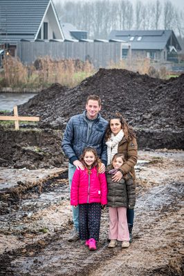 Een nieuw en mooi huis met tuin, ruimte rondom in een fijne omgeving, niet te ver van school en winkelcentrum. Dit had het verlanglijstje kunnen zijn van Ramona Robben en Erik van der Laan, maar was het niet. Ze stonden open voor veel opties, onder anderen een leuke plek in Oldeberkoop waar Ramona eerder woonde. “Het is de Lindewijk geworden, een kavel aan de IJsvogelvlinder” aldus Ramona, “wonen in deze wijk lijkt ons voor de jongste meiden van vijf en zeven jaar erg fijn. Ze hebben straks veel leeftijdgenootjes in de buurt. En school is dichtbij.“