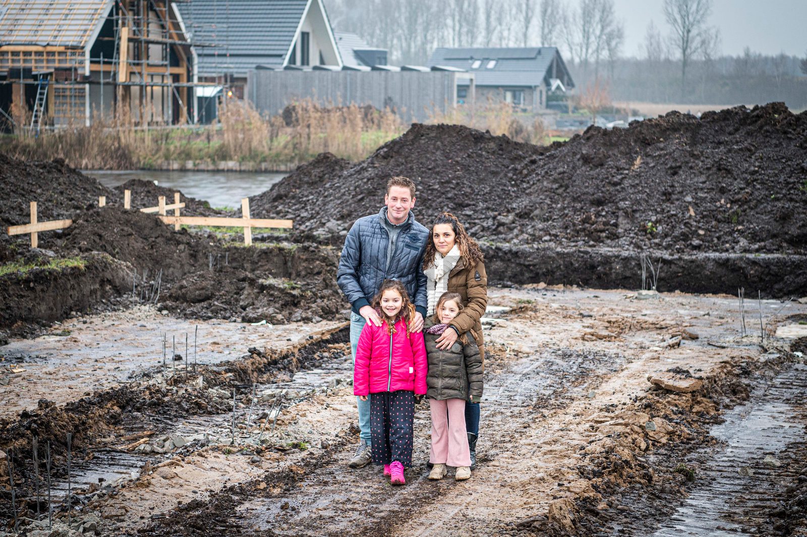 Een nieuw en mooi huis met tuin, ruimte rondom in een fijne omgeving, niet te ver van school en winkelcentrum. Dit had het verlanglijstje kunnen zijn van Ramona Robben en Erik van der Laan, maar was het niet. Ze stonden open voor veel opties, onder anderen een leuke plek in Oldeberkoop waar Ramona eerder woonde. “Het is de Lindewijk geworden, een kavel aan de IJsvogelvlinder” aldus Ramona, “wonen in deze wijk lijkt ons voor de jongste meiden van vijf en zeven jaar erg fijn. Ze hebben straks veel leeftijdgenootjes in de buurt. En school is dichtbij.“