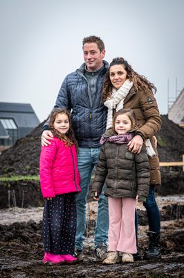 Een nieuw en mooi huis met tuin, ruimte rondom in een fijne omgeving, niet te ver van school en winkelcentrum. Dit had het verlanglijstje kunnen zijn van Ramona Robben en Erik van der Laan, maar was het niet. Ze stonden open voor veel opties, onder anderen een leuke plek in Oldeberkoop waar Ramona eerder woonde. “Het is de Lindewijk geworden, een kavel aan de IJsvogelvlinder” aldus Ramona, “wonen in deze wijk lijkt ons voor de jongste meiden van vijf en zeven jaar erg fijn. Ze hebben straks veel leeftijdgenootjes in de buurt. En school is dichtbij.“