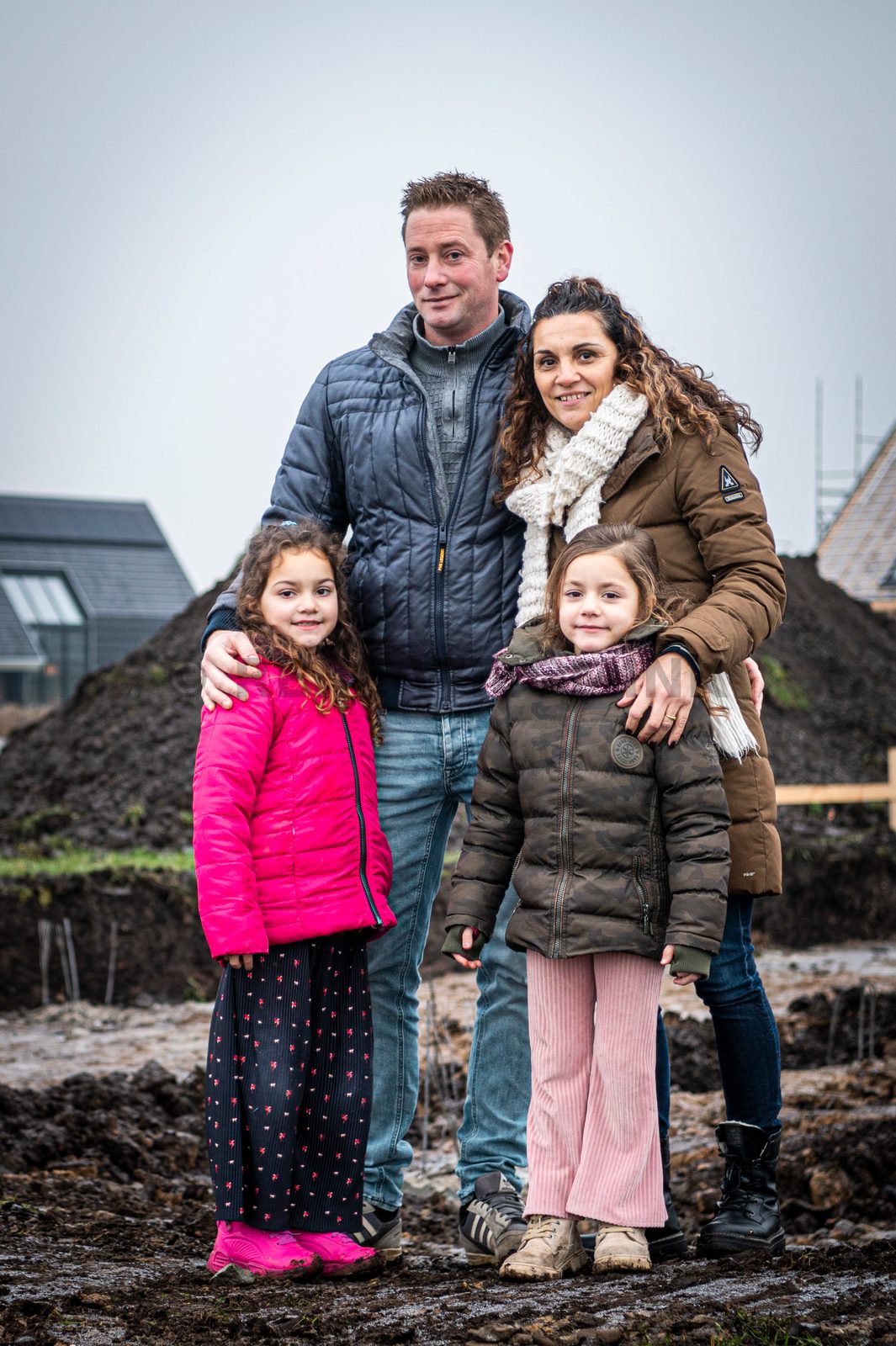 Een nieuw en mooi huis met tuin, ruimte rondom in een fijne omgeving, niet te ver van school en winkelcentrum. Dit had het verlanglijstje kunnen zijn van Ramona Robben en Erik van der Laan, maar was het niet. Ze stonden open voor veel opties, onder anderen een leuke plek in Oldeberkoop waar Ramona eerder woonde. “Het is de Lindewijk geworden, een kavel aan de IJsvogelvlinder” aldus Ramona, “wonen in deze wijk lijkt ons voor de jongste meiden van vijf en zeven jaar erg fijn. Ze hebben straks veel leeftijdgenootjes in de buurt. En school is dichtbij.“