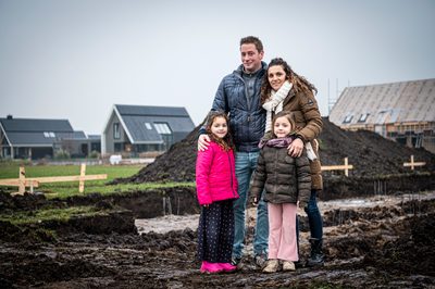Een nieuw en mooi huis met tuin, ruimte rondom in een fijne omgeving, niet te ver van school en winkelcentrum. Dit had het verlanglijstje kunnen zijn van Ramona Robben en Erik van der Laan, maar was het niet. Ze stonden open voor veel opties, onder anderen een leuke plek in Oldeberkoop waar Ramona eerder woonde. “Het is de Lindewijk geworden, een kavel aan de IJsvogelvlinder” aldus Ramona, “wonen in deze wijk lijkt ons voor de jongste meiden van vijf en zeven jaar erg fijn. Ze hebben straks veel leeftijdgenootjes in de buurt. En school is dichtbij.“