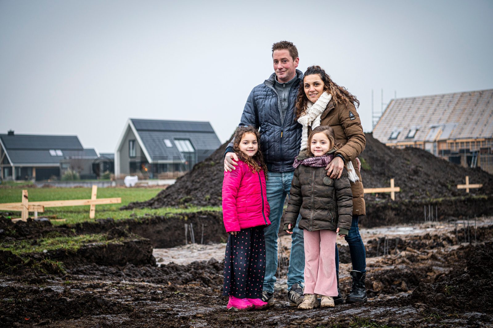 Een nieuw en mooi huis met tuin, ruimte rondom in een fijne omgeving, niet te ver van school en winkelcentrum. Dit had het verlanglijstje kunnen zijn van Ramona Robben en Erik van der Laan, maar was het niet. Ze stonden open voor veel opties, onder anderen een leuke plek in Oldeberkoop waar Ramona eerder woonde. “Het is de Lindewijk geworden, een kavel aan de IJsvogelvlinder” aldus Ramona, “wonen in deze wijk lijkt ons voor de jongste meiden van vijf en zeven jaar erg fijn. Ze hebben straks veel leeftijdgenootjes in de buurt. En school is dichtbij.“