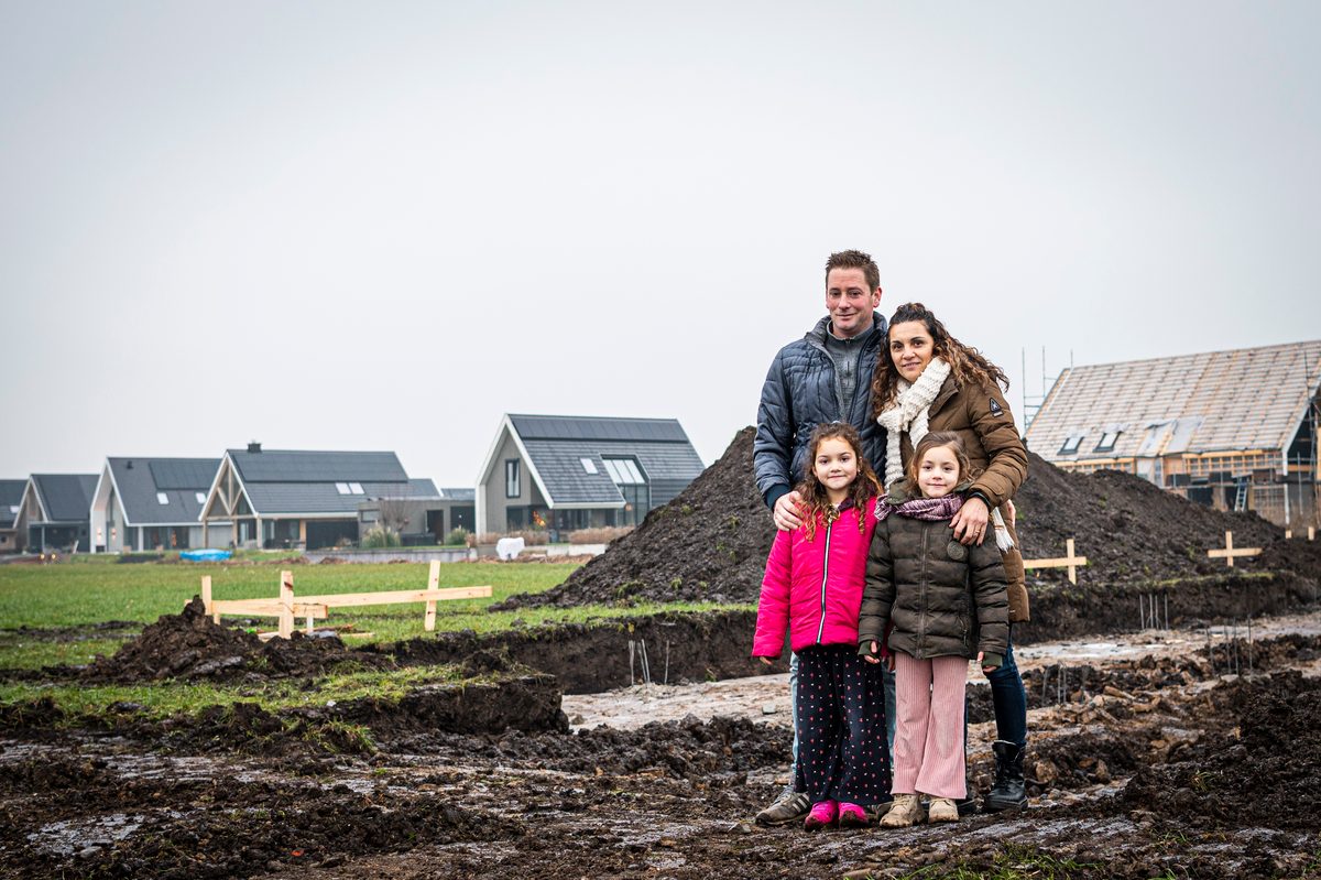 Een nieuw en mooi huis met tuin, ruimte rondom in een fijne omgeving, niet te ver van school en winkelcentrum. Dit had het verlanglijstje kunnen zijn van Ramona Robben en Erik van der Laan, maar was het niet. Ze stonden open voor veel opties, onder anderen een leuke plek in Oldeberkoop waar Ramona eerder woonde. “Het is de Lindewijk geworden, een kavel aan de IJsvogelvlinder” aldus Ramona, “wonen in deze wijk lijkt ons voor de jongste meiden van vijf en zeven jaar erg fijn. Ze hebben straks veel leeftijdgenootjes in de buurt. En school is dichtbij.“