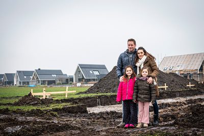 Een nieuw en mooi huis met tuin, ruimte rondom in een fijne omgeving, niet te ver van school en winkelcentrum. Dit had het verlanglijstje kunnen zijn van Ramona Robben en Erik van der Laan, maar was het niet. Ze stonden open voor veel opties, onder anderen een leuke plek in Oldeberkoop waar Ramona eerder woonde. “Het is de Lindewijk geworden, een kavel aan de IJsvogelvlinder” aldus Ramona, “wonen in deze wijk lijkt ons voor de jongste meiden van vijf en zeven jaar erg fijn. Ze hebben straks veel leeftijdgenootjes in de buurt. En school is dichtbij.“