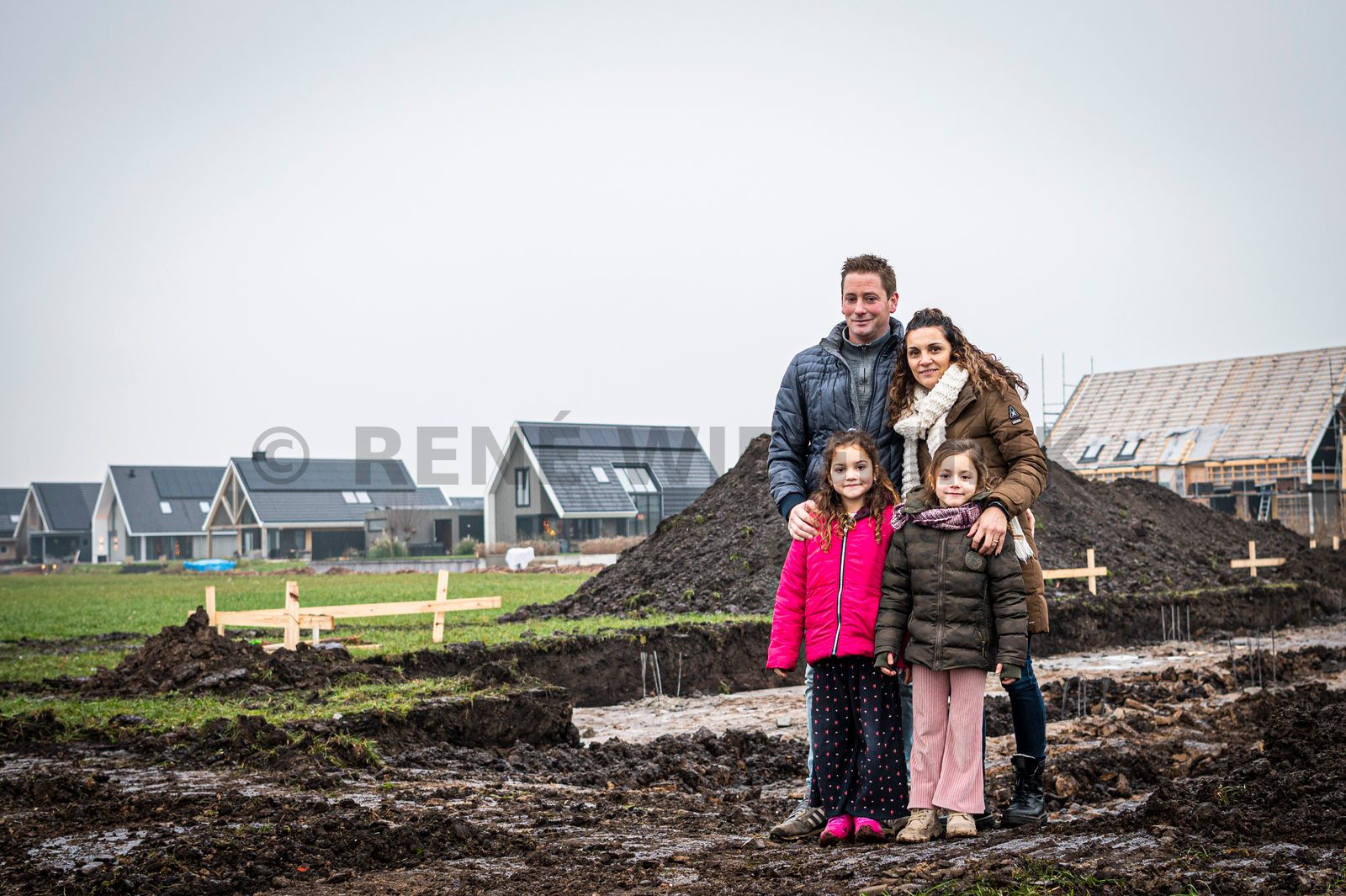 Een nieuw en mooi huis met tuin, ruimte rondom in een fijne omgeving, niet te ver van school en winkelcentrum. Dit had het verlanglijstje kunnen zijn van Ramona Robben en Erik van der Laan, maar was het niet. Ze stonden open voor veel opties, onder anderen een leuke plek in Oldeberkoop waar Ramona eerder woonde. “Het is de Lindewijk geworden, een kavel aan de IJsvogelvlinder” aldus Ramona, “wonen in deze wijk lijkt ons voor de jongste meiden van vijf en zeven jaar erg fijn. Ze hebben straks veel leeftijdgenootjes in de buurt. En school is dichtbij.“
