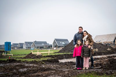 Een nieuw en mooi huis met tuin, ruimte rondom in een fijne omgeving, niet te ver van school en winkelcentrum. Dit had het verlanglijstje kunnen zijn van Ramona Robben en Erik van der Laan, maar was het niet. Ze stonden open voor veel opties, onder anderen een leuke plek in Oldeberkoop waar Ramona eerder woonde. “Het is de Lindewijk geworden, een kavel aan de IJsvogelvlinder” aldus Ramona, “wonen in deze wijk lijkt ons voor de jongste meiden van vijf en zeven jaar erg fijn. Ze hebben straks veel leeftijdgenootjes in de buurt. En school is dichtbij.“
