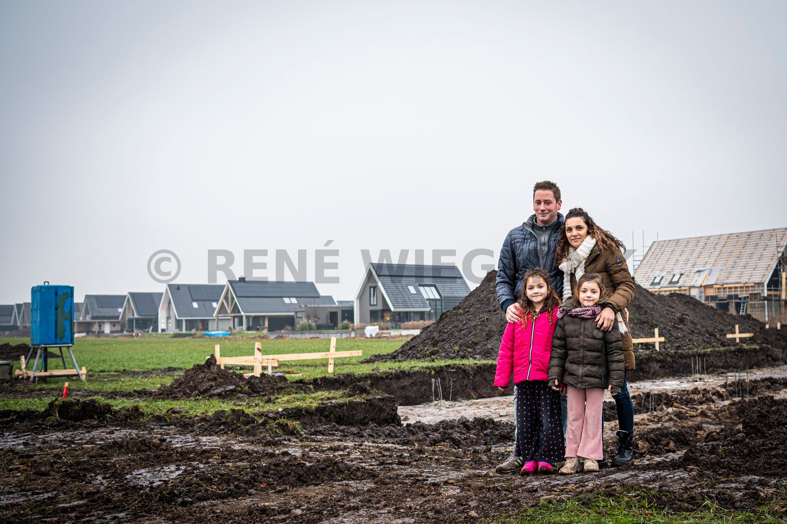 Een nieuw en mooi huis met tuin, ruimte rondom in een fijne omgeving, niet te ver van school en winkelcentrum. Dit had het verlanglijstje kunnen zijn van Ramona Robben en Erik van der Laan, maar was het niet. Ze stonden open voor veel opties, onder anderen een leuke plek in Oldeberkoop waar Ramona eerder woonde. “Het is de Lindewijk geworden, een kavel aan de IJsvogelvlinder” aldus Ramona, “wonen in deze wijk lijkt ons voor de jongste meiden van vijf en zeven jaar erg fijn. Ze hebben straks veel leeftijdgenootjes in de buurt. En school is dichtbij.“