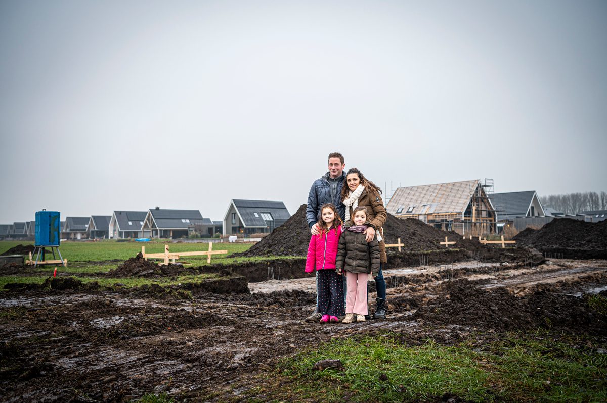 Een nieuw en mooi huis met tuin, ruimte rondom in een fijne omgeving, niet te ver van school en winkelcentrum. Dit had het verlanglijstje kunnen zijn van Ramona Robben en Erik van der Laan, maar was het niet. Ze stonden open voor veel opties, onder anderen een leuke plek in Oldeberkoop waar Ramona eerder woonde. “Het is de Lindewijk geworden, een kavel aan de IJsvogelvlinder” aldus Ramona, “wonen in deze wijk lijkt ons voor de jongste meiden van vijf en zeven jaar erg fijn. Ze hebben straks veel leeftijdgenootjes in de buurt. En school is dichtbij.“