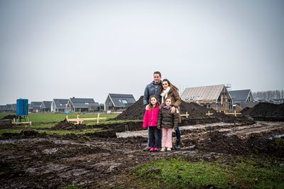 Een nieuw en mooi huis met tuin, ruimte rondom in een fijne omgeving, niet te ver van school en winkelcentrum. Dit had het verlanglijstje kunnen zijn van Ramona Robben en Erik van der Laan, maar was het niet. Ze stonden open voor veel opties, onder anderen een leuke plek in Oldeberkoop waar Ramona eerder woonde. “Het is de Lindewijk geworden, een kavel aan de IJsvogelvlinder” aldus Ramona, “wonen in deze wijk lijkt ons voor de jongste meiden van vijf en zeven jaar erg fijn. Ze hebben straks veel leeftijdgenootjes in de buurt. En school is dichtbij.“