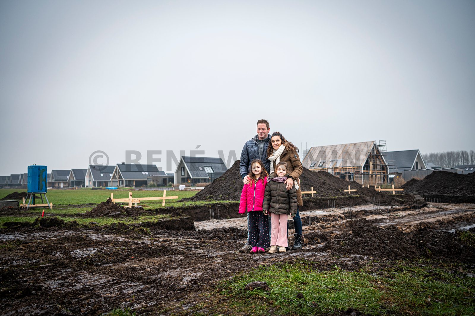 Een nieuw en mooi huis met tuin, ruimte rondom in een fijne omgeving, niet te ver van school en winkelcentrum. Dit had het verlanglijstje kunnen zijn van Ramona Robben en Erik van der Laan, maar was het niet. Ze stonden open voor veel opties, onder anderen een leuke plek in Oldeberkoop waar Ramona eerder woonde. “Het is de Lindewijk geworden, een kavel aan de IJsvogelvlinder” aldus Ramona, “wonen in deze wijk lijkt ons voor de jongste meiden van vijf en zeven jaar erg fijn. Ze hebben straks veel leeftijdgenootjes in de buurt. En school is dichtbij.“