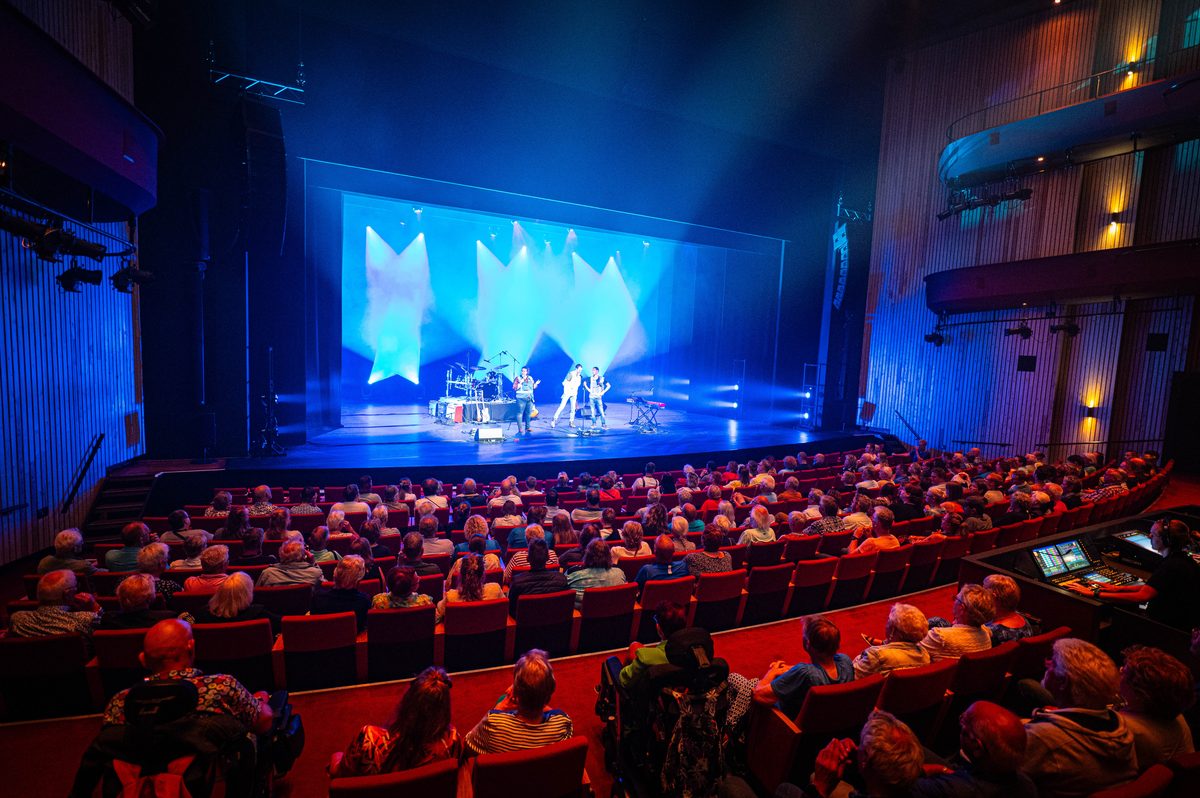 Achter de schermen van het ATLAS Theater in Emmen is door onbekende oorzaak een brand uitgebroken. Al snel blijkt de brand zich snel uit te breiden en zijn er meerdere (ernstig) gewonden. De zaal zat tijdens het uitbreken van de brand vol, waardoor de ambulancedienst, politie, brandweer en het Rode Kruis intensief hebben moeten samenwerken. In deze oefening werd door de diensten de samenwerking geoefend, om beter voor bereid te zijn op een echt incident.