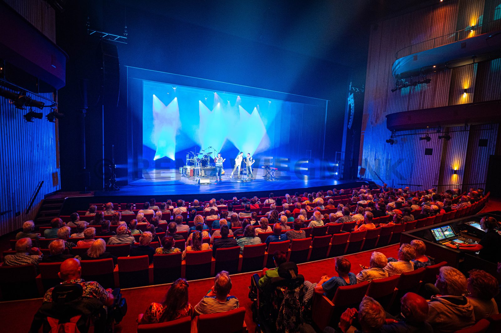 Achter de schermen van het ATLAS Theater in Emmen is door onbekende oorzaak een brand uitgebroken. Al snel blijkt de brand zich snel uit te breiden en zijn er meerdere (ernstig) gewonden. De zaal zat tijdens het uitbreken van de brand vol, waardoor de ambulancedienst, politie, brandweer en het Rode Kruis intensief hebben moeten samenwerken. In deze oefening werd door de diensten de samenwerking geoefend, om beter voor bereid te zijn op een echt incident.