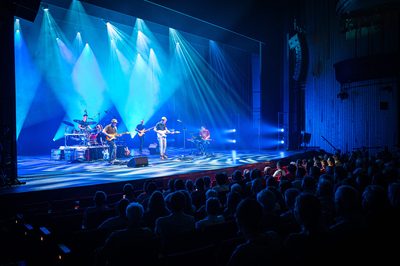 Achter de schermen van het ATLAS Theater in Emmen is door onbekende oorzaak een brand uitgebroken. Al snel blijkt de brand zich snel uit te breiden en zijn er meerdere (ernstig) gewonden. De zaal zat tijdens het uitbreken van de brand vol, waardoor de ambulancedienst, politie, brandweer en het Rode Kruis intensief hebben moeten samenwerken. In deze oefening werd door de diensten de samenwerking geoefend, om beter voor bereid te zijn op een echt incident.
