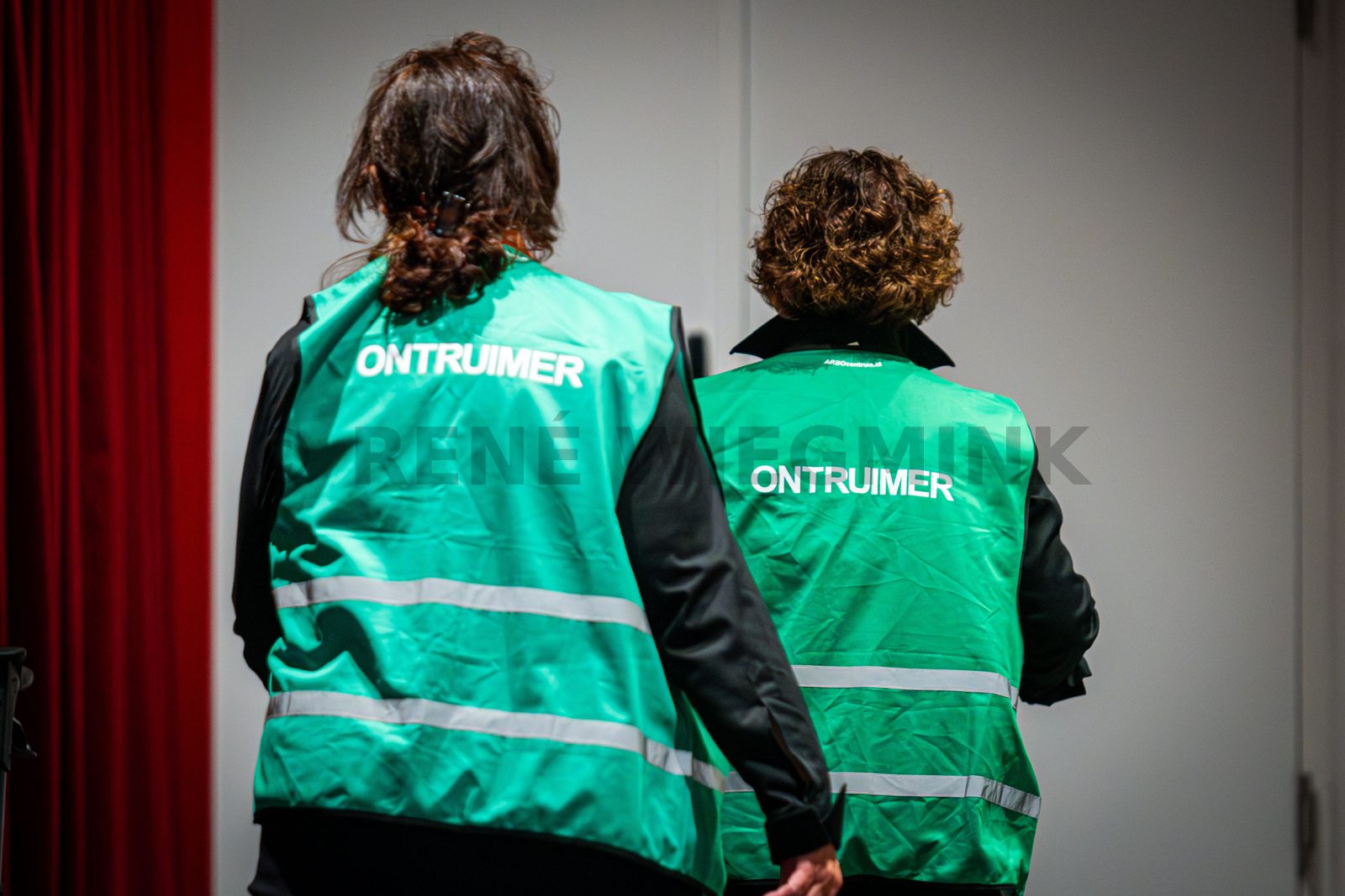 Achter de schermen van het ATLAS Theater in Emmen is door onbekende oorzaak een brand uitgebroken. Al snel blijkt de brand zich snel uit te breiden en zijn er meerdere (ernstig) gewonden. De zaal zat tijdens het uitbreken van de brand vol, waardoor de ambulancedienst, politie, brandweer en het Rode Kruis intensief hebben moeten samenwerken. In deze oefening werd door de diensten de samenwerking geoefend, om beter voor bereid te zijn op een echt incident.