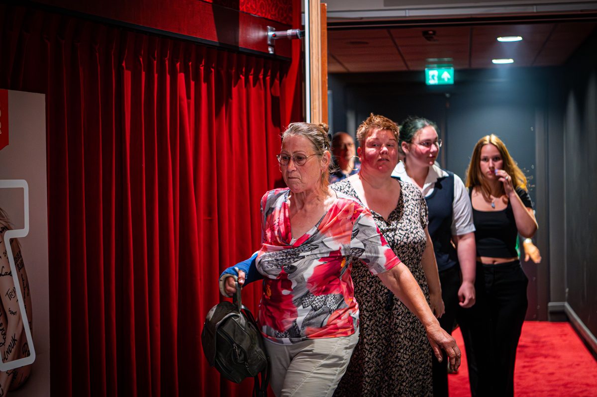 Achter de schermen van het ATLAS Theater in Emmen is door onbekende oorzaak een brand uitgebroken. Al snel blijkt de brand zich snel uit te breiden en zijn er meerdere (ernstig) gewonden. De zaal zat tijdens het uitbreken van de brand vol, waardoor de ambulancedienst, politie, brandweer en het Rode Kruis intensief hebben moeten samenwerken. In deze oefening werd door de diensten de samenwerking geoefend, om beter voor bereid te zijn op een echt incident.