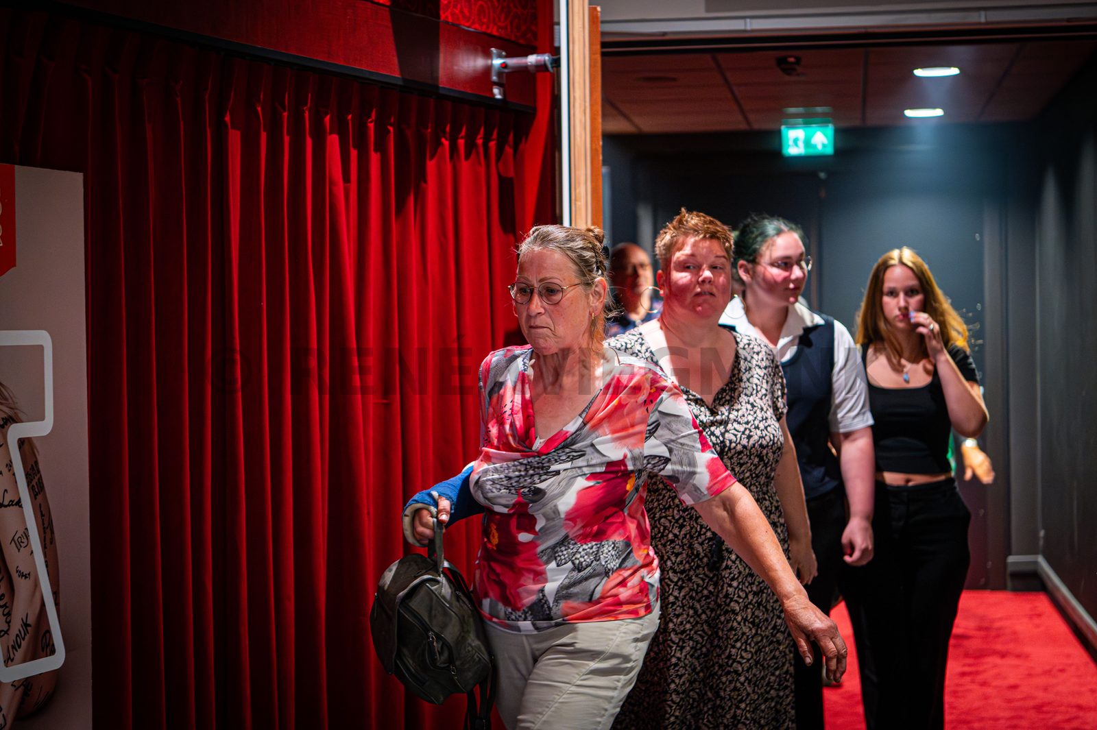 Achter de schermen van het ATLAS Theater in Emmen is door onbekende oorzaak een brand uitgebroken. Al snel blijkt de brand zich snel uit te breiden en zijn er meerdere (ernstig) gewonden. De zaal zat tijdens het uitbreken van de brand vol, waardoor de ambulancedienst, politie, brandweer en het Rode Kruis intensief hebben moeten samenwerken. In deze oefening werd door de diensten de samenwerking geoefend, om beter voor bereid te zijn op een echt incident.