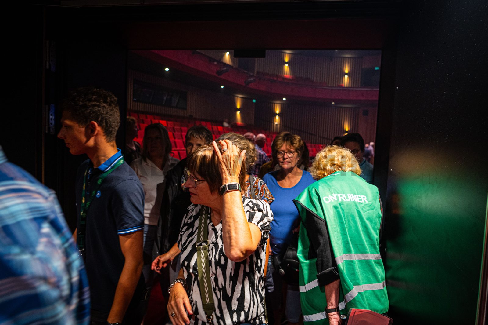 Achter de schermen van het ATLAS Theater in Emmen is door onbekende oorzaak een brand uitgebroken. Al snel blijkt de brand zich snel uit te breiden en zijn er meerdere (ernstig) gewonden. De zaal zat tijdens het uitbreken van de brand vol, waardoor de ambulancedienst, politie, brandweer en het Rode Kruis intensief hebben moeten samenwerken. In deze oefening werd door de diensten de samenwerking geoefend, om beter voor bereid te zijn op een echt incident.