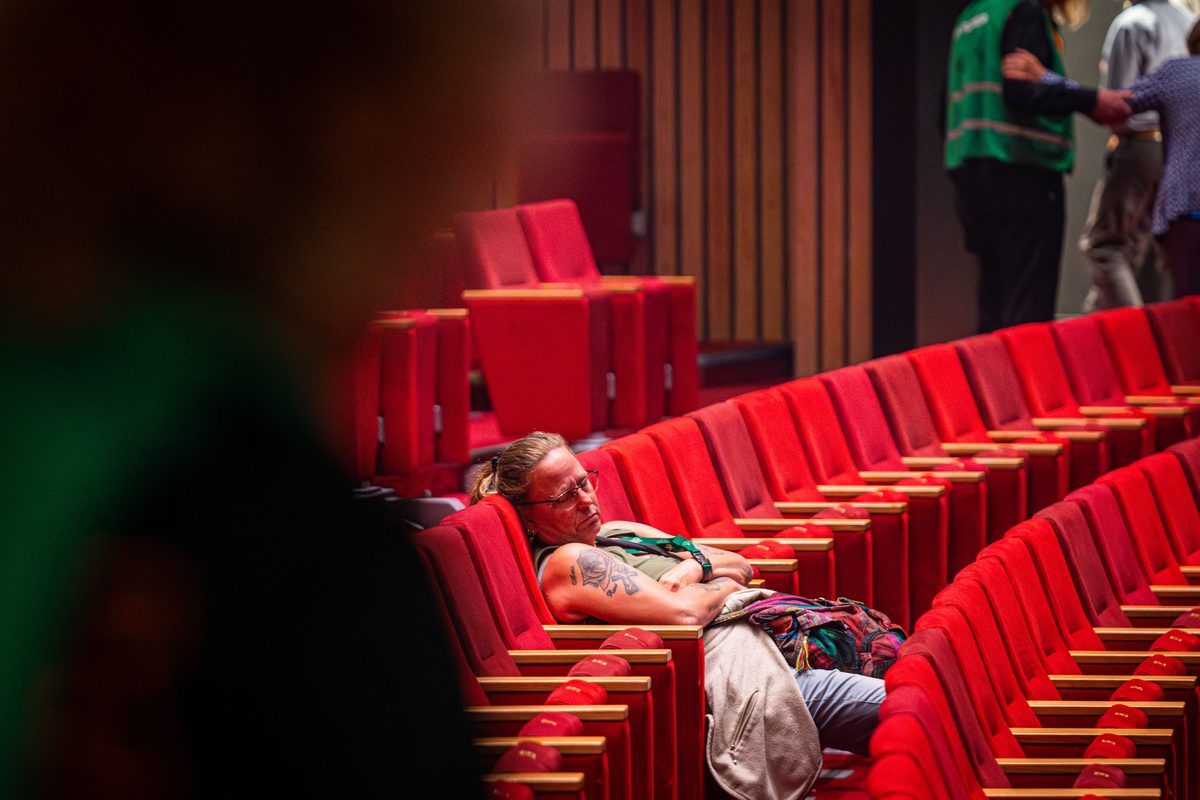Achter de schermen van het ATLAS Theater in Emmen is door onbekende oorzaak een brand uitgebroken. Al snel blijkt de brand zich snel uit te breiden en zijn er meerdere (ernstig) gewonden. De zaal zat tijdens het uitbreken van de brand vol, waardoor de ambulancedienst, politie, brandweer en het Rode Kruis intensief hebben moeten samenwerken. In deze oefening werd door de diensten de samenwerking geoefend, om beter voor bereid te zijn op een echt incident.