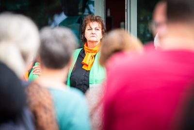 Achter de schermen van het ATLAS Theater in Emmen is door onbekende oorzaak een brand uitgebroken. Al snel blijkt de brand zich snel uit te breiden en zijn er meerdere (ernstig) gewonden. De zaal zat tijdens het uitbreken van de brand vol, waardoor de ambulancedienst, politie, brandweer en het Rode Kruis intensief hebben moeten samenwerken. In deze oefening werd door de diensten de samenwerking geoefend, om beter voor bereid te zijn op een echt incident.