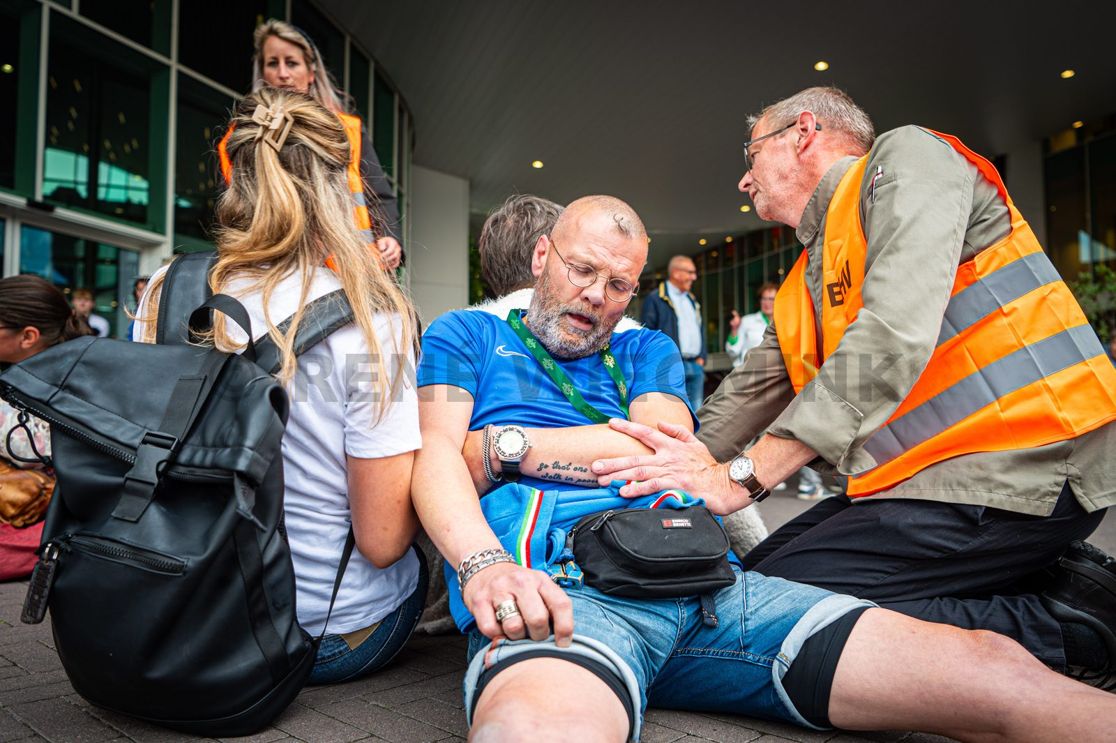 Achter de schermen van het ATLAS Theater in Emmen is door onbekende oorzaak een brand uitgebroken. Al snel blijkt de brand zich snel uit te breiden en zijn er meerdere (ernstig) gewonden. De zaal zat tijdens het uitbreken van de brand vol, waardoor de ambulancedienst, politie, brandweer en het Rode Kruis intensief hebben moeten samenwerken. In deze oefening werd door de diensten de samenwerking geoefend, om beter voor bereid te zijn op een echt incident.