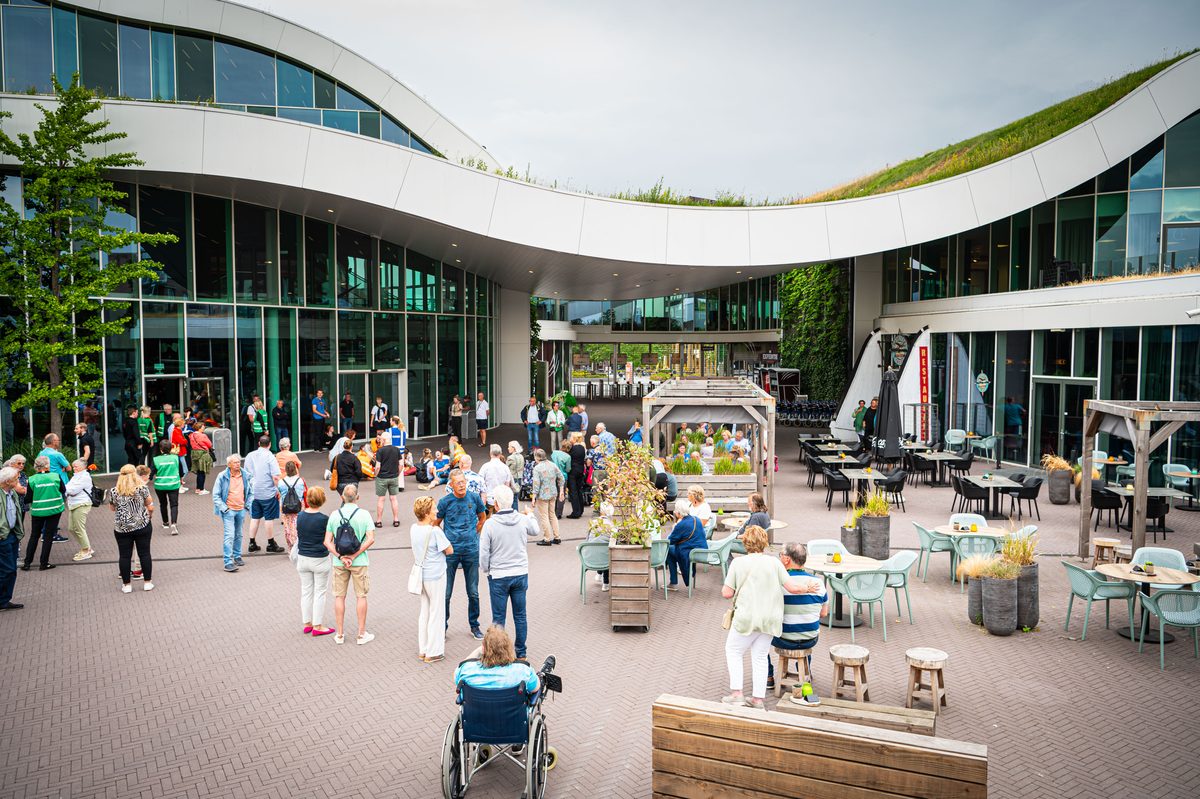 Achter de schermen van het ATLAS Theater in Emmen is door onbekende oorzaak een brand uitgebroken. Al snel blijkt de brand zich snel uit te breiden en zijn er meerdere (ernstig) gewonden. De zaal zat tijdens het uitbreken van de brand vol, waardoor de ambulancedienst, politie, brandweer en het Rode Kruis intensief hebben moeten samenwerken. In deze oefening werd door de diensten de samenwerking geoefend, om beter voor bereid te zijn op een echt incident.
