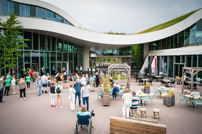 Achter de schermen van het ATLAS Theater in Emmen is door onbekende oorzaak een brand uitgebroken. Al snel blijkt de brand zich snel uit te breiden en zijn er meerdere (ernstig) gewonden. De zaal zat tijdens het uitbreken van de brand vol, waardoor de ambulancedienst, politie, brandweer en het Rode Kruis intensief hebben moeten samenwerken. In deze oefening werd door de diensten de samenwerking geoefend, om beter voor bereid te zijn op een echt incident.